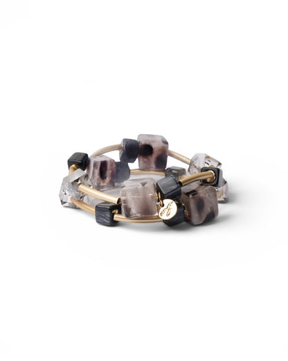 Bracciale elastico in metallo con pietre a cubo in resina animalier tono grigio