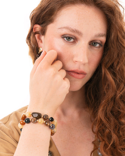 Bracciale elastico a due fili con pietre in acrilico e vetro tono marrone