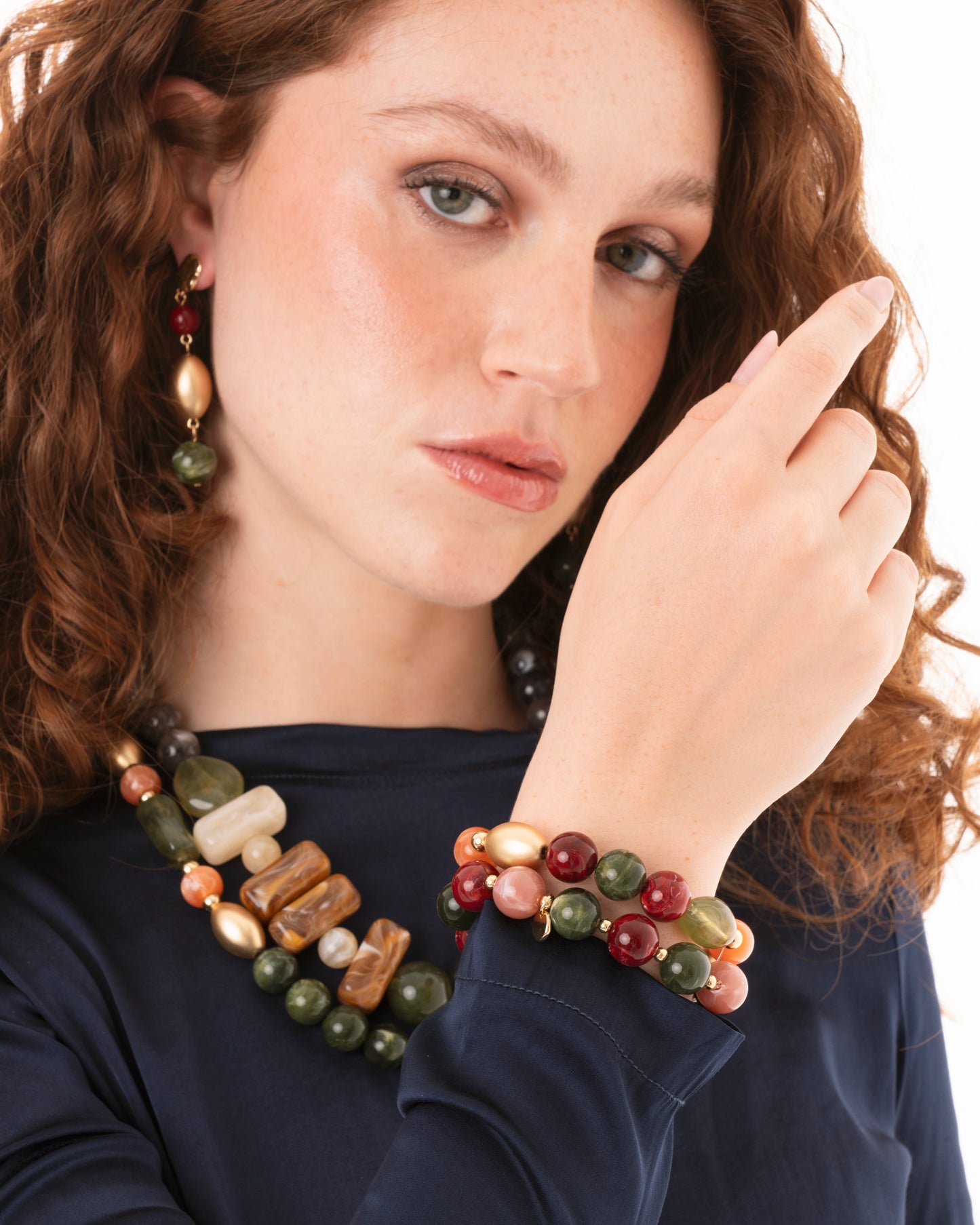 Bracciale elastico a due fili con pietre in acrilico verde e rosso