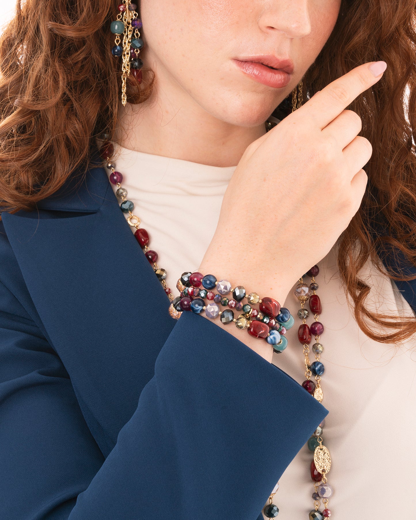 Bracciale elastico a tre fili con pietre in vetro ed acrilico tono blu e rosso