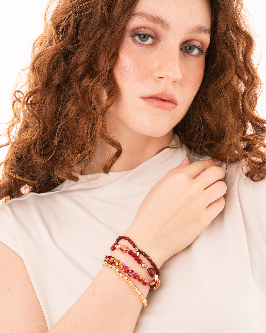 Bracciale elastico multi filo con pietre in vetro tono rosso