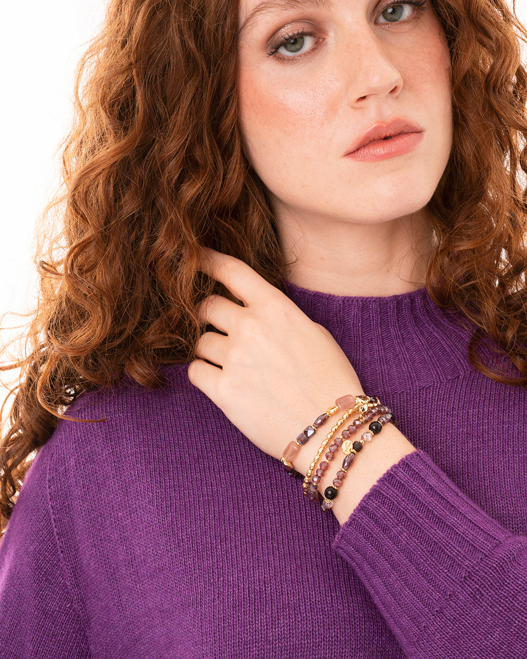 Bracciale elastico multi filo con pietre in vetro tono violaceo