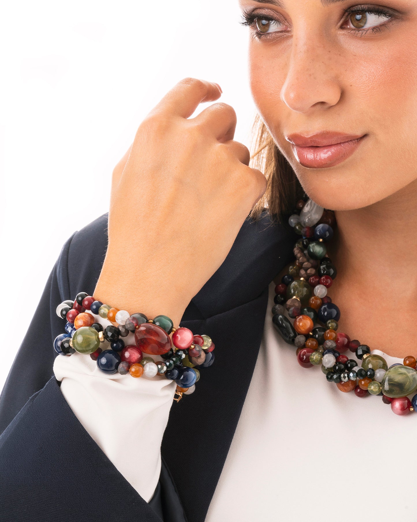 Bracciale con pietre intrecciate in acrilico e vetro multicolore