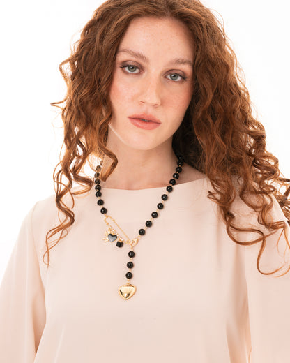 Collana lunga con pietre in vetro nere e spilla da balia, pendente a cuore