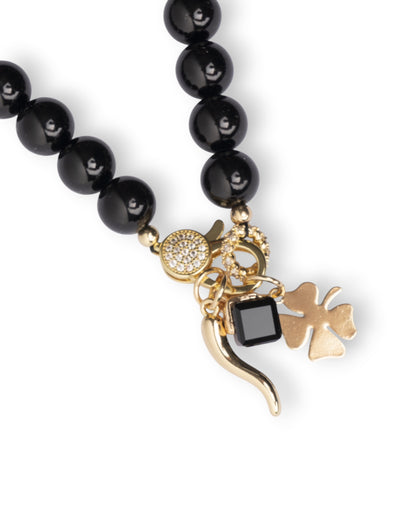 Collana girocollo con pietre in vetro nere e charms pendenti in metallo