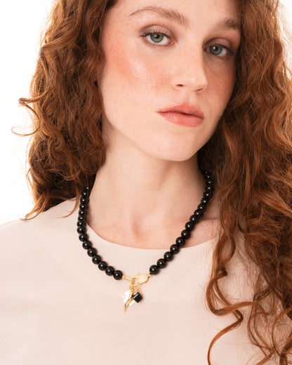 Collana girocollo con pietre in vetro nere e charms pendenti in metallo