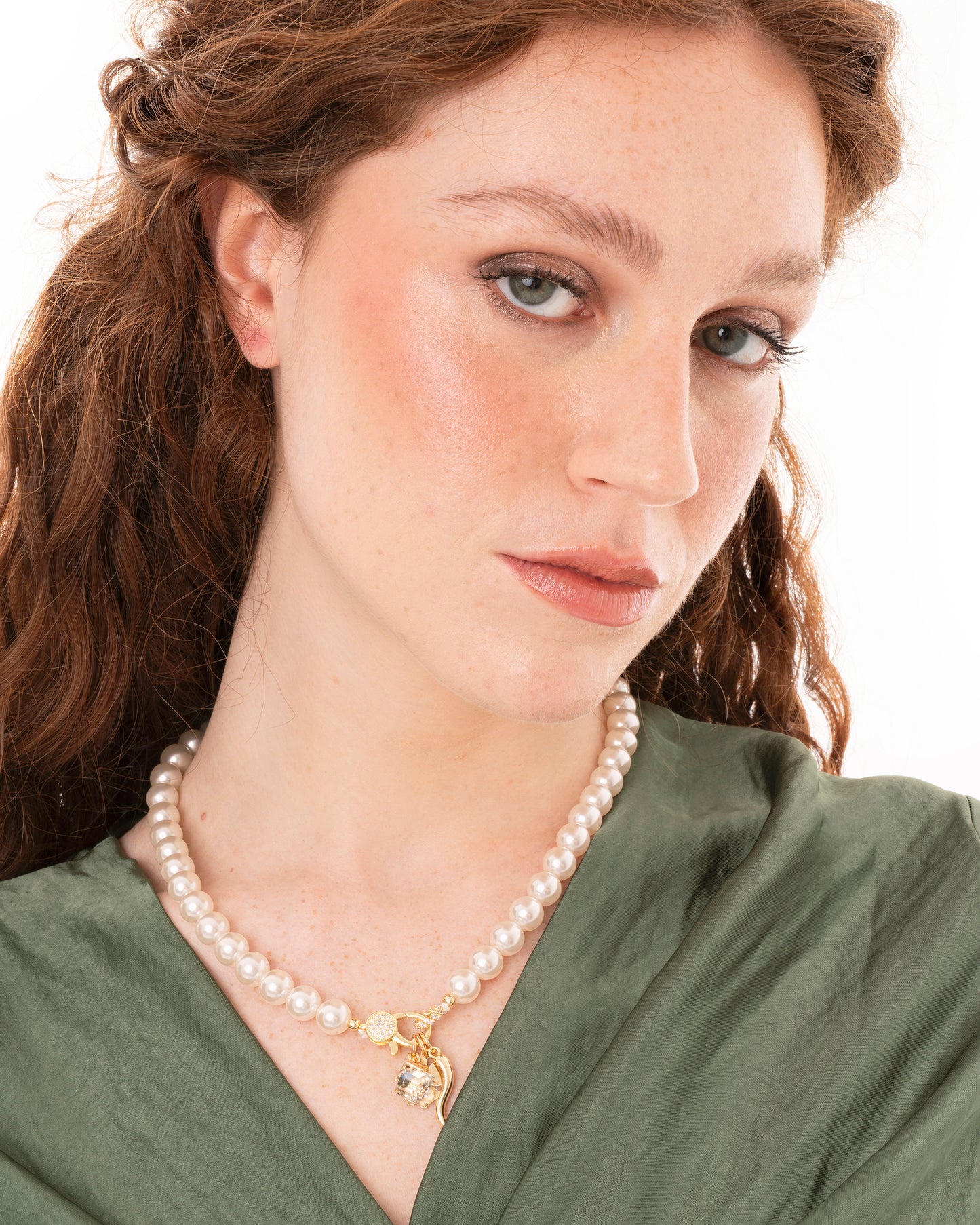 Collana girocollo con pietre in vetro e charms pendenti in metallo
