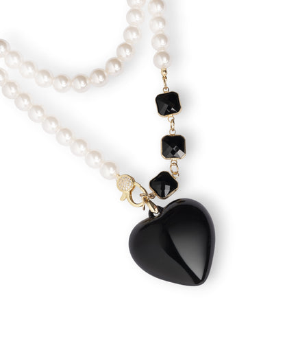 Collana con doppio filo di pietre in vetro perlate con pendente a cuore nero