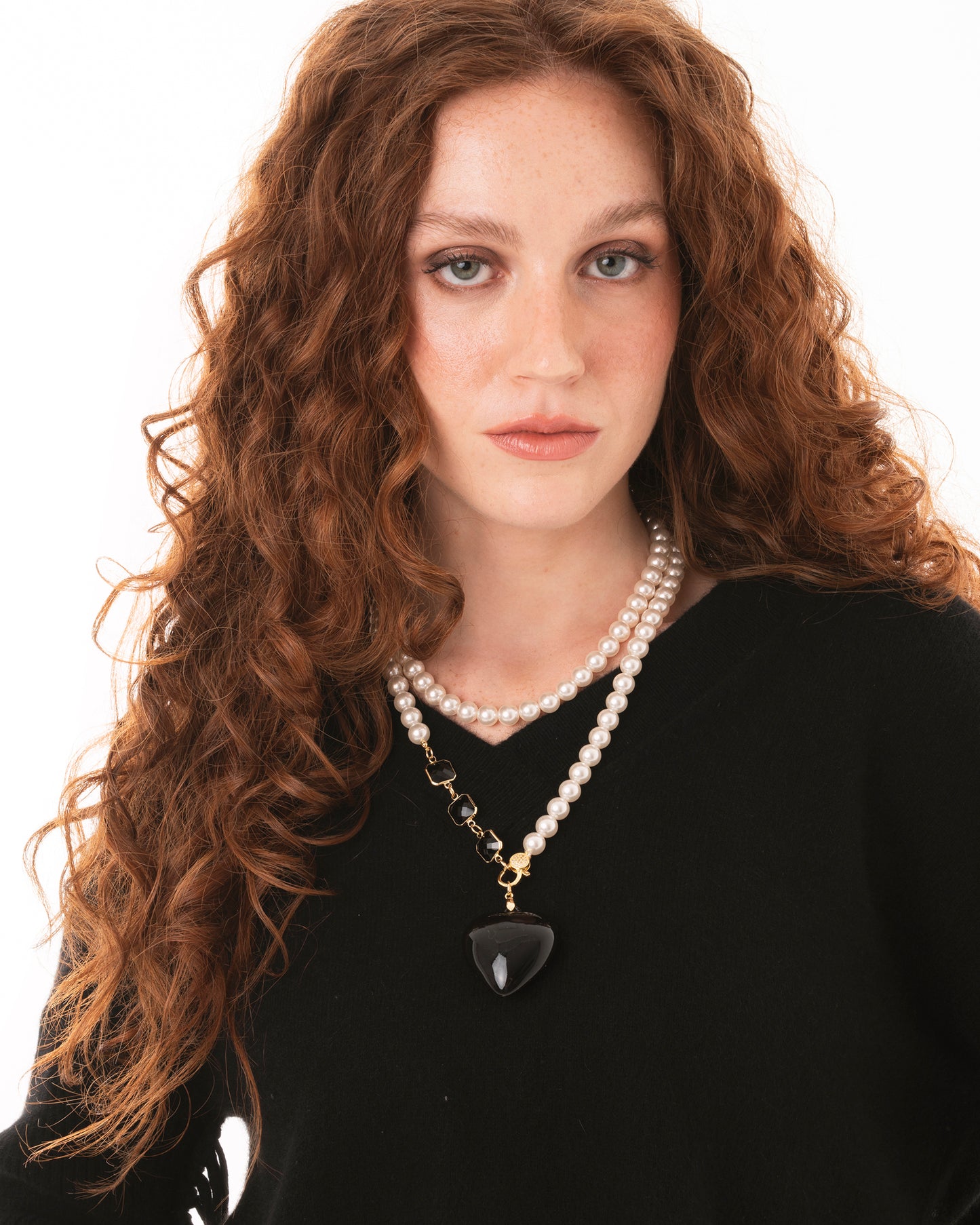 Collana con doppio filo di pietre in vetro perlate con pendente a cuore nero