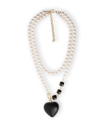 Collana con doppio filo di pietre in vetro perlate con pendente a cuore nero