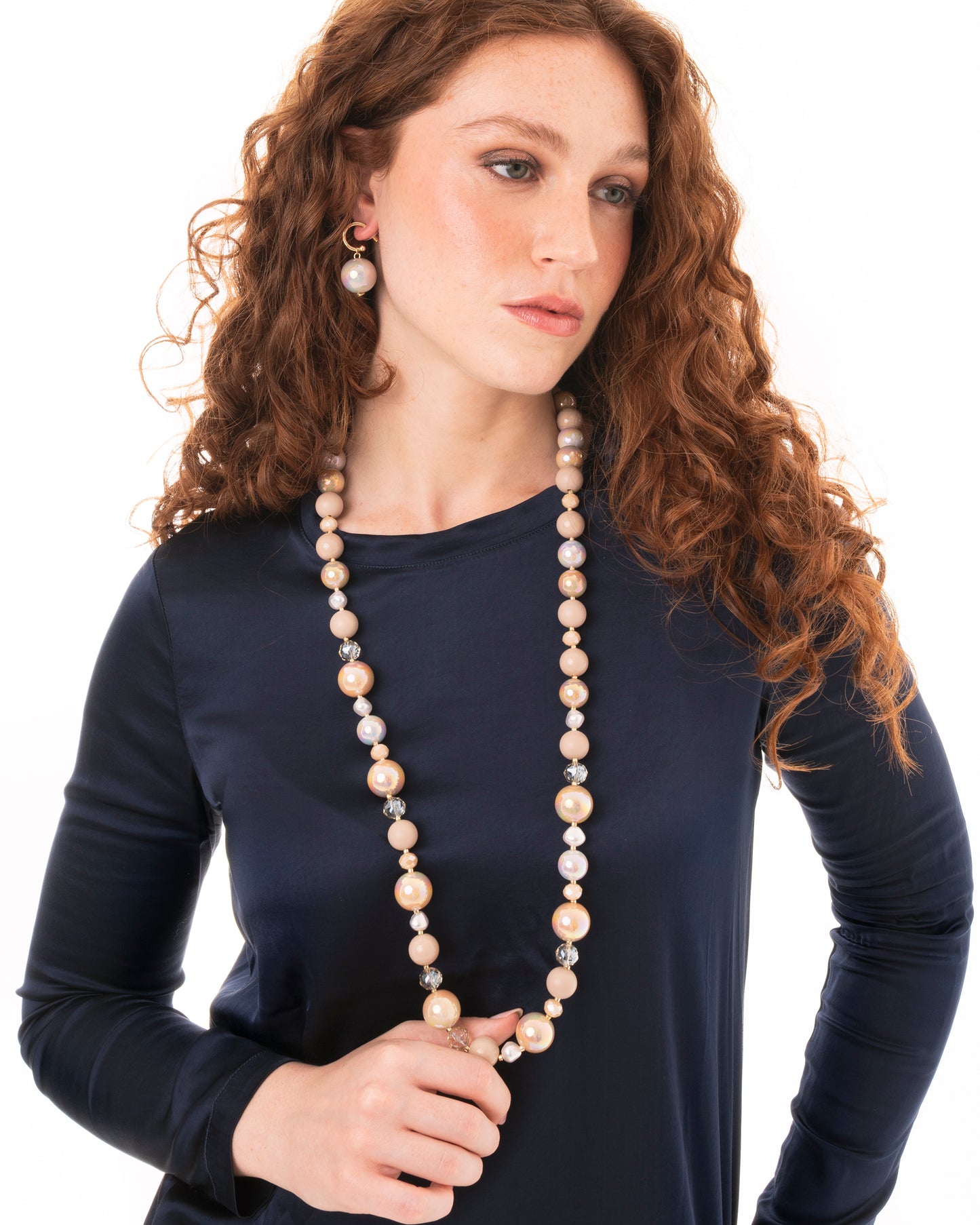 Collana lunga con sfere in vetro ed acrilico tono beige