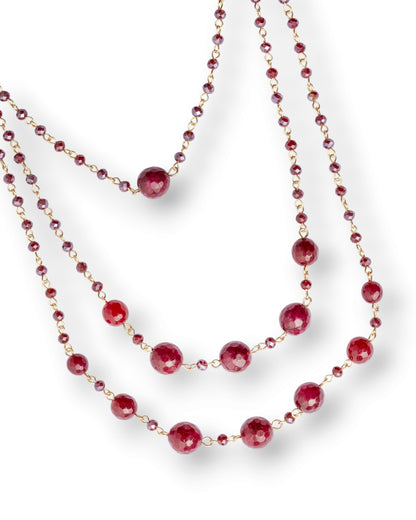 Collana lunga a tre fili con micro pietre e sfere in vetro rosse