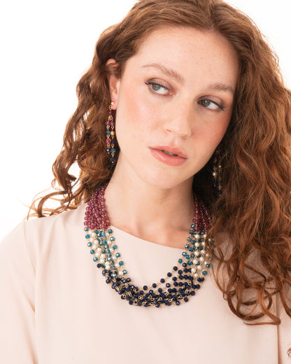 Collana girocollo multi filo con pietre in vetro ed acrilico tono fucsia e blu