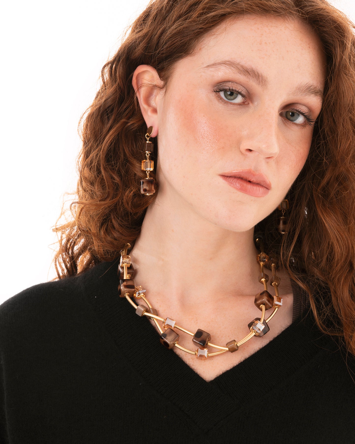 Collana girocollo a due fili con pietre a cubo in resina animalier tono beige