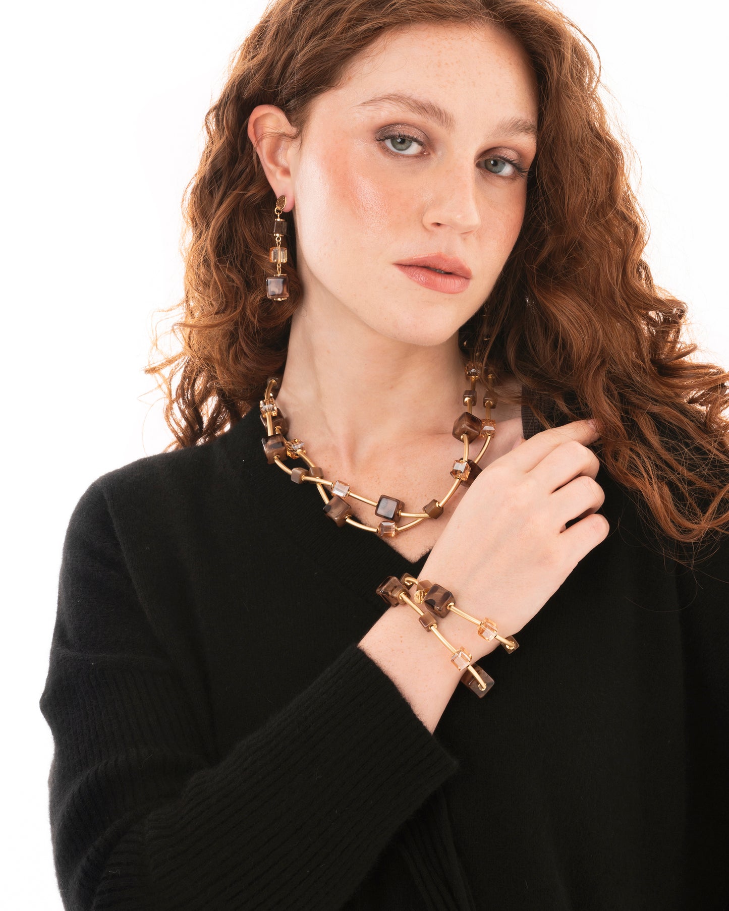 Collana girocollo a due fili con pietre a cubo in resina animalier tono beige