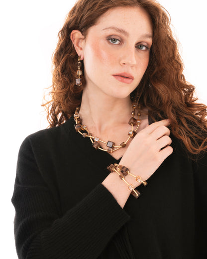 Collana girocollo a due fili con pietre a cubo in resina animalier tono beige