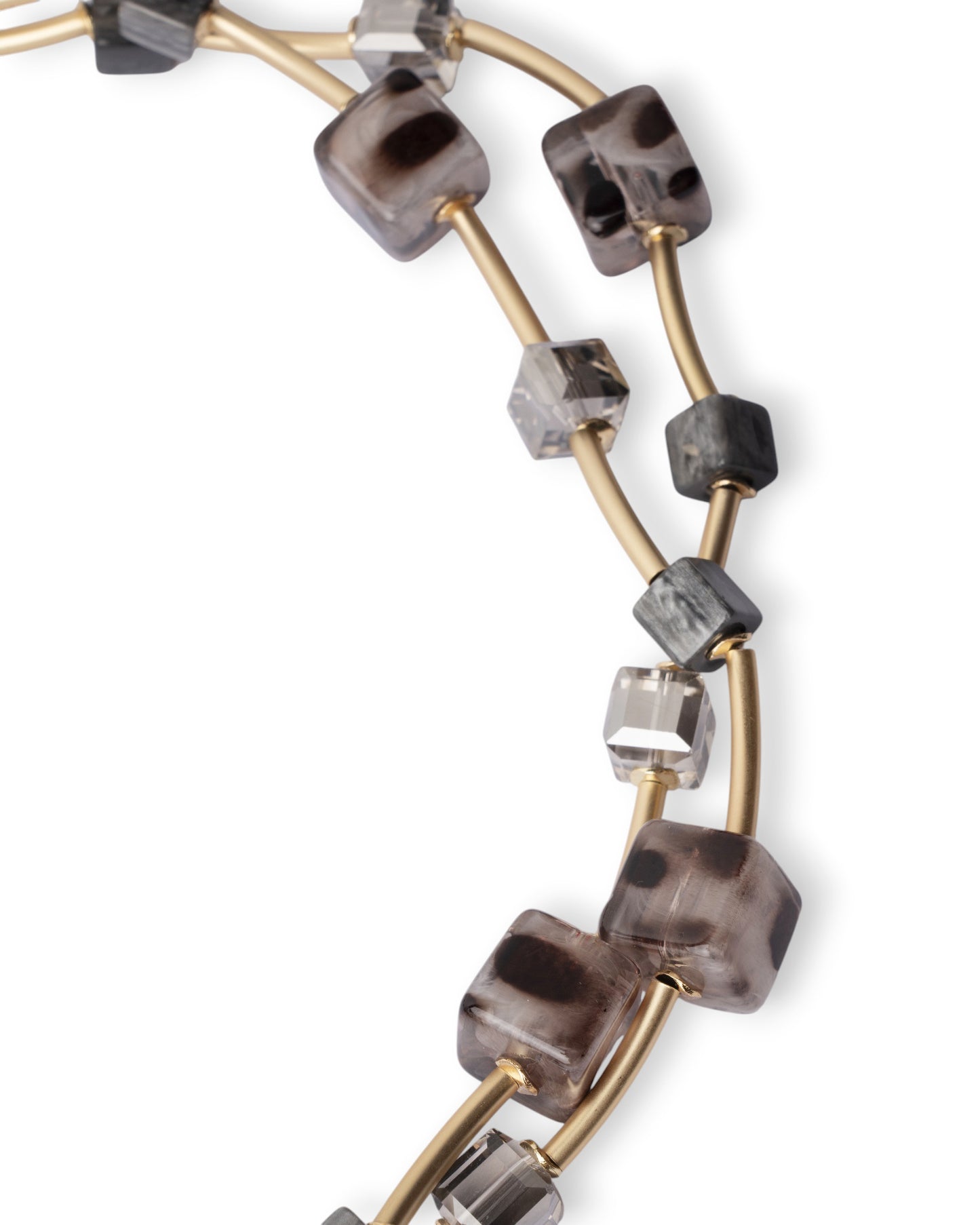 Collana girocollo a due fili con pietre a cubo in resina animalier tono grigio