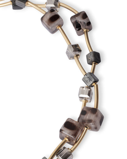 Collana girocollo a due fili con pietre a cubo in resina animalier tono grigio
