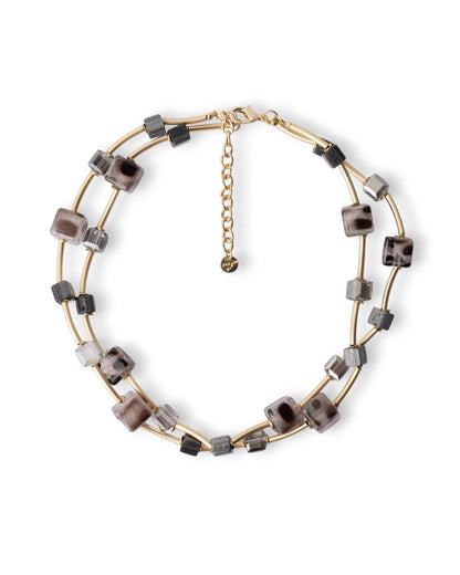 Collana girocollo a due fili con pietre a cubo in resina animalier tono grigio