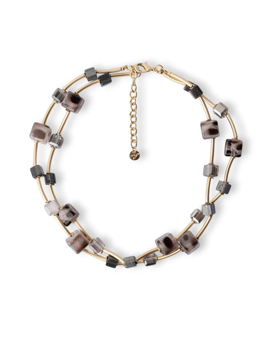 Collana girocollo a due fili con pietre a cubo in resina animalier tono grigio