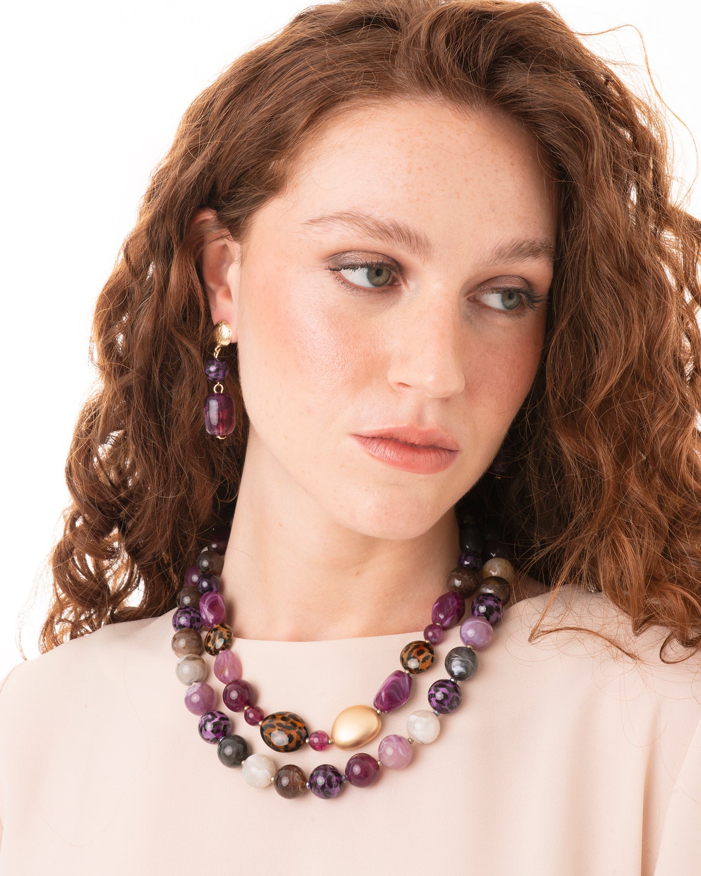 Collana girocollo a due fili con pietre in vetro ed acrilico animalier tono viola