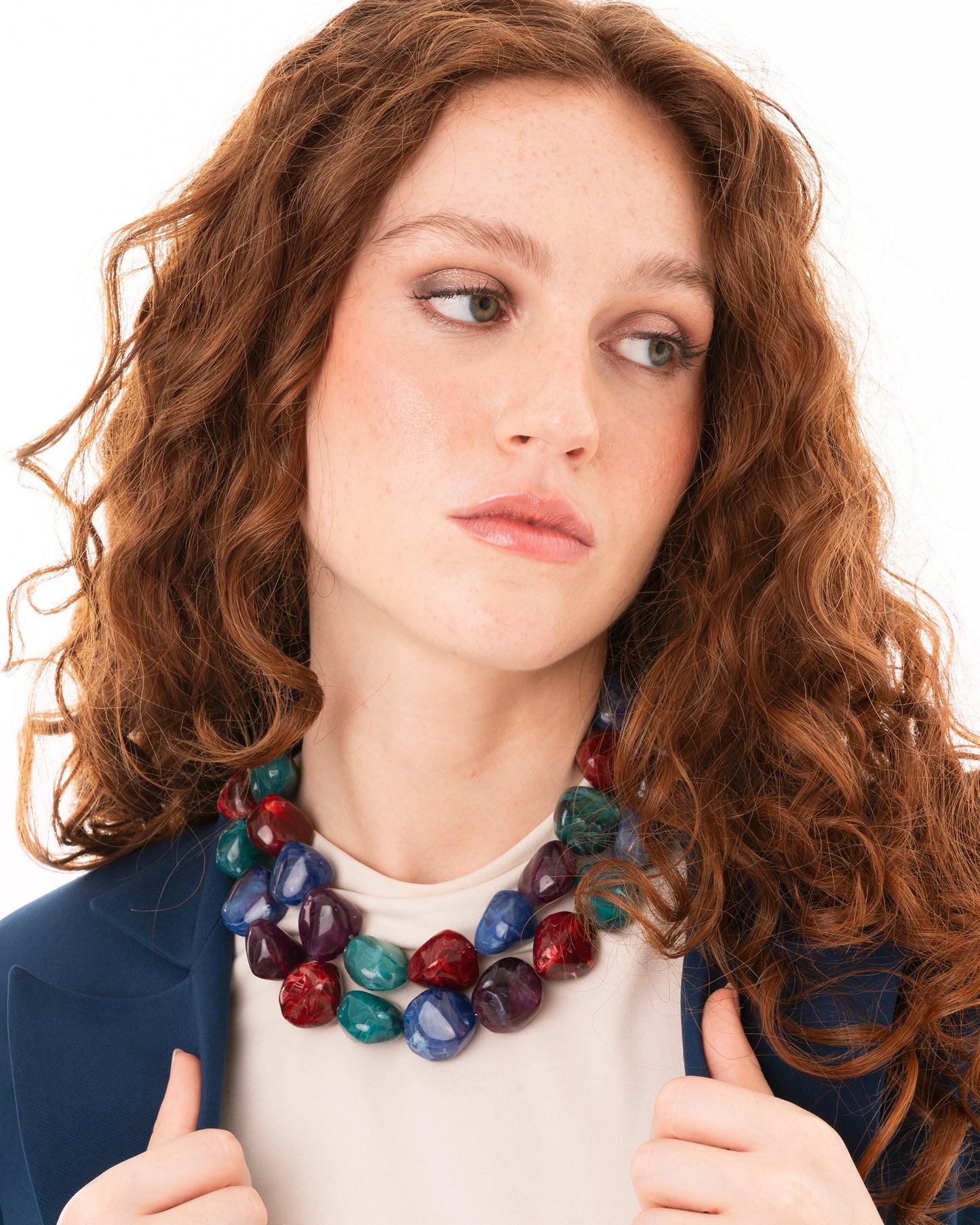 Collana girocollo a due fili con pietre grandi in acrilico tono rosso e blu
