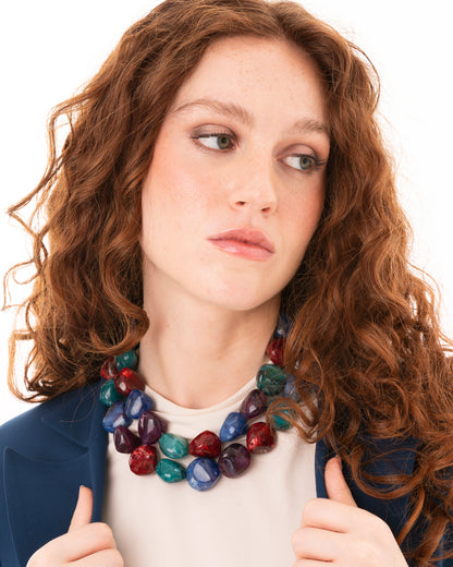 Collana girocollo a due fili con pietre grandi in acrilico tono rosso e blu