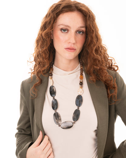 Collana lunga con pietre in acrilico e resina marrone e grigio
