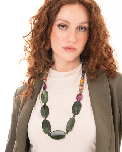 Collana lunga con pietre in acrilico e resina verde e grigio