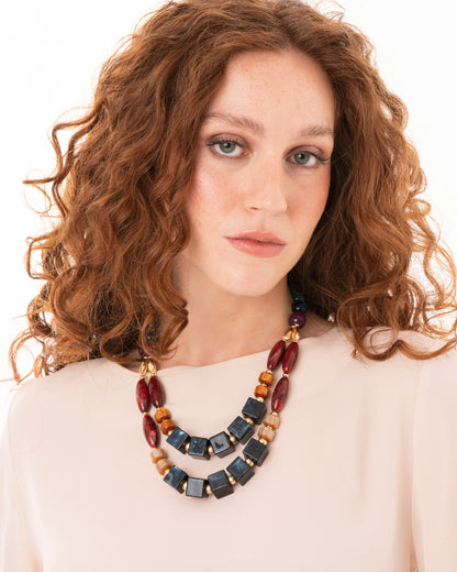Collana multi fili con pietre in acrilico e resina tono blu