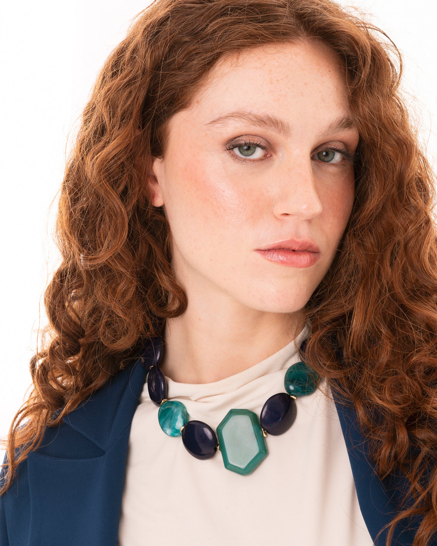 Collana girocollo con pietre schiacciate in acrilico tono blu
