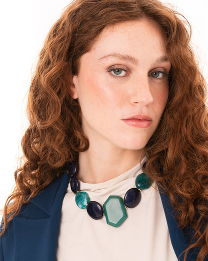Collana girocollo con pietre schiacciate in acrilico tono blu