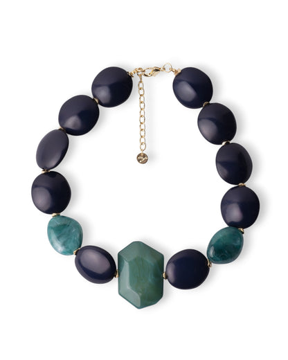 Collana girocollo con pietre schiacciate in acrilico tono blu