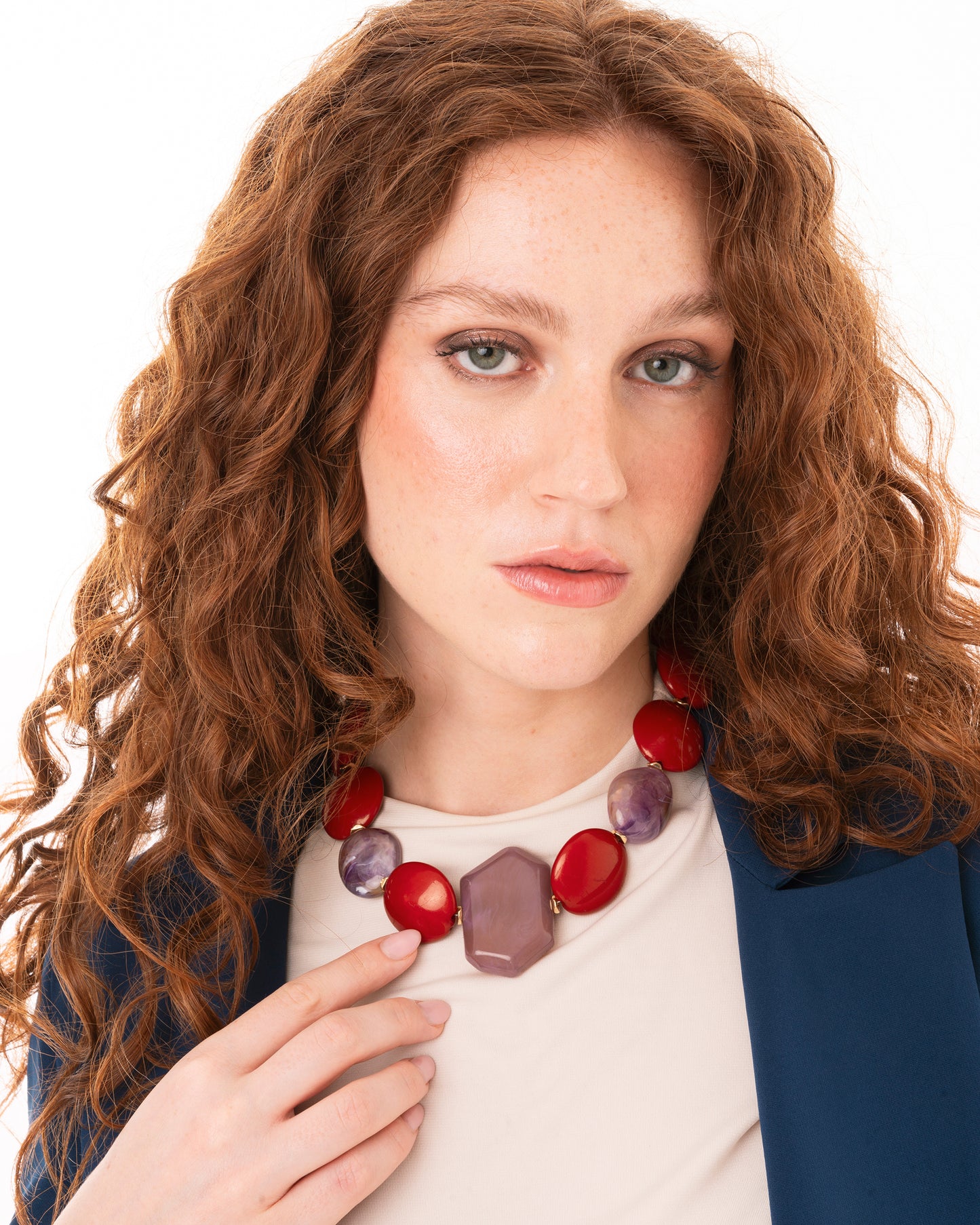 Collana girocollo con pietre grandi in acrilico tono rosso