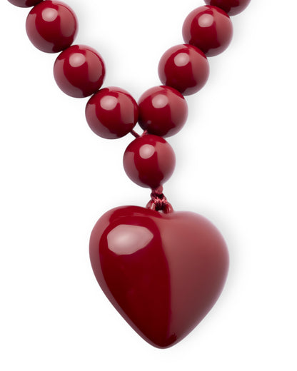 Collana girocollo con sfere in acrilico e pendente a cuore tono rosso