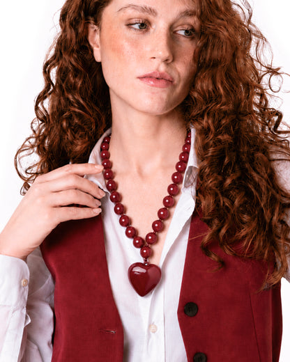 Collana girocollo con sfere in acrilico e pendente a cuore tono rosso