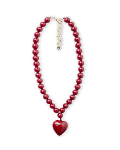 Collana girocollo con sfere in acrilico e pendente a cuore tono rosso