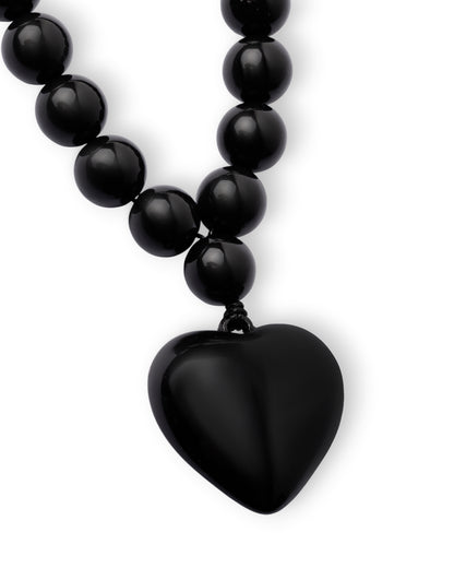Collana girocollo con sfere in acrilico e pendente a cuore nero