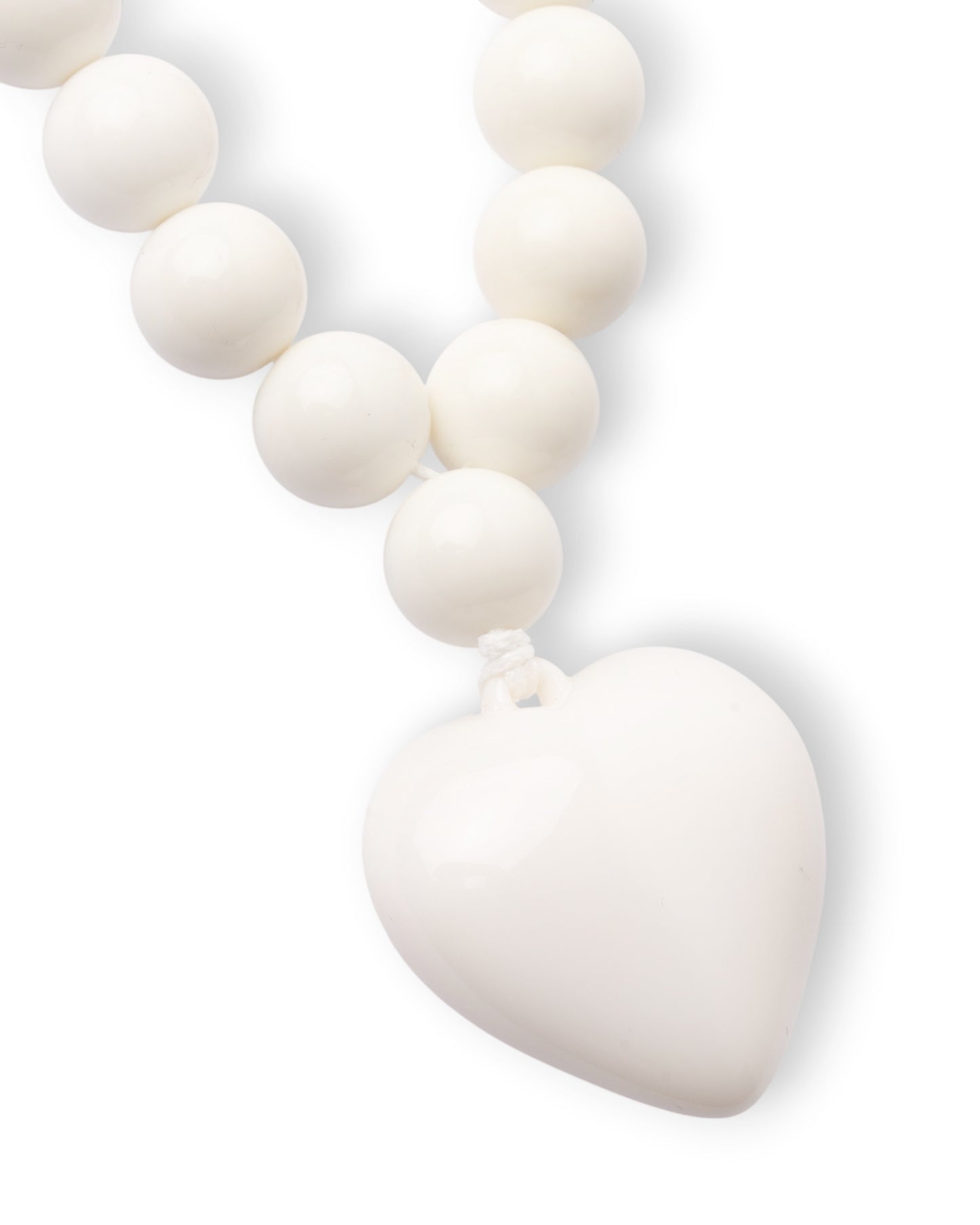 Collana girocollo con sfere in acrilico e pendente a cuore bianco