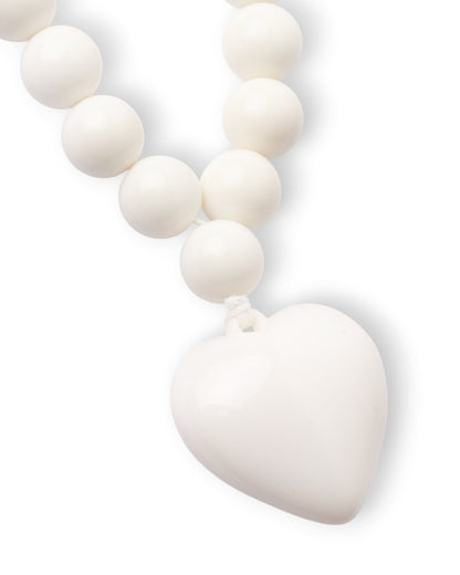 Collana girocollo con sfere in acrilico e pendente a cuore bianco