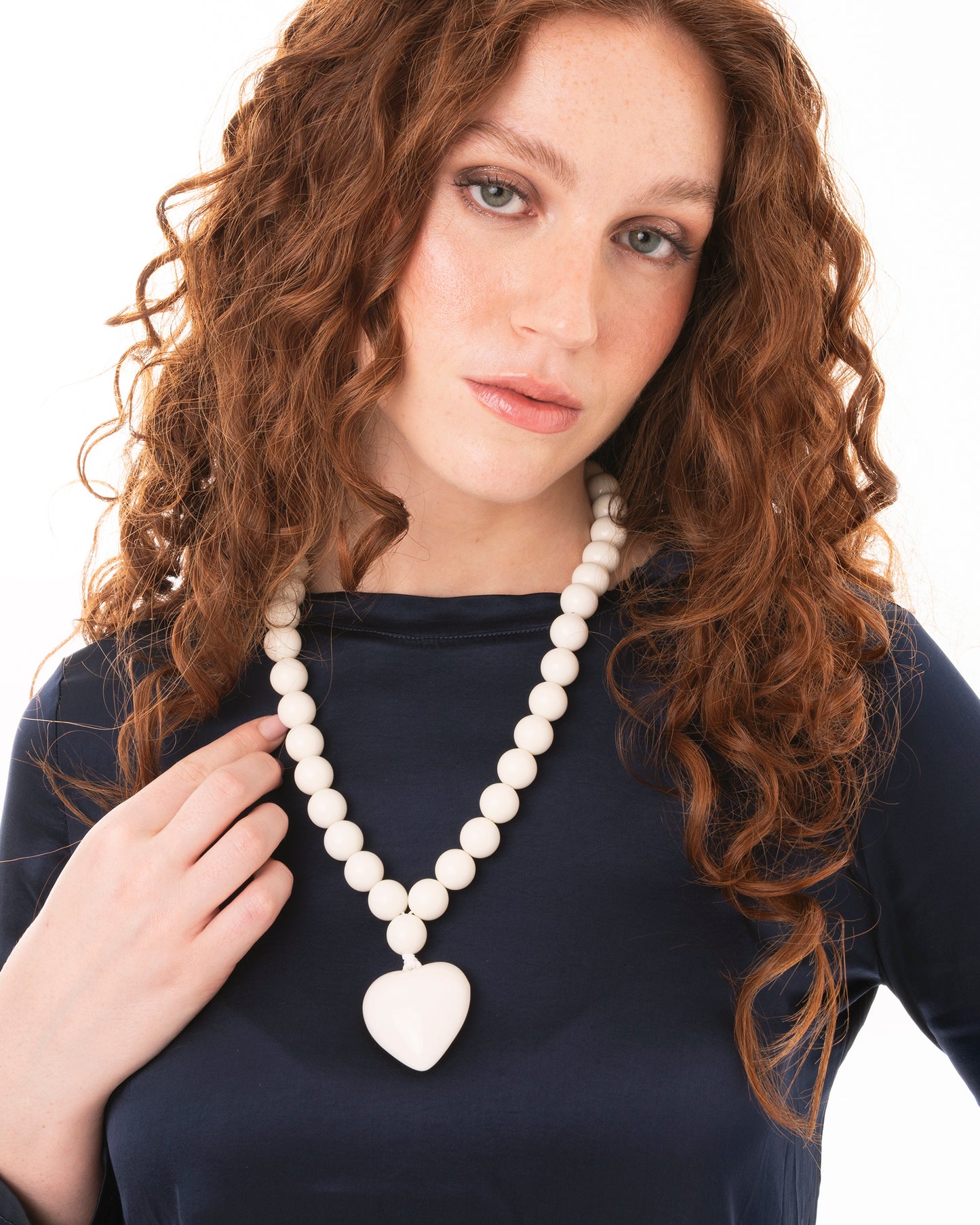 Collana girocollo con sfere in acrilico e pendente a cuore bianco