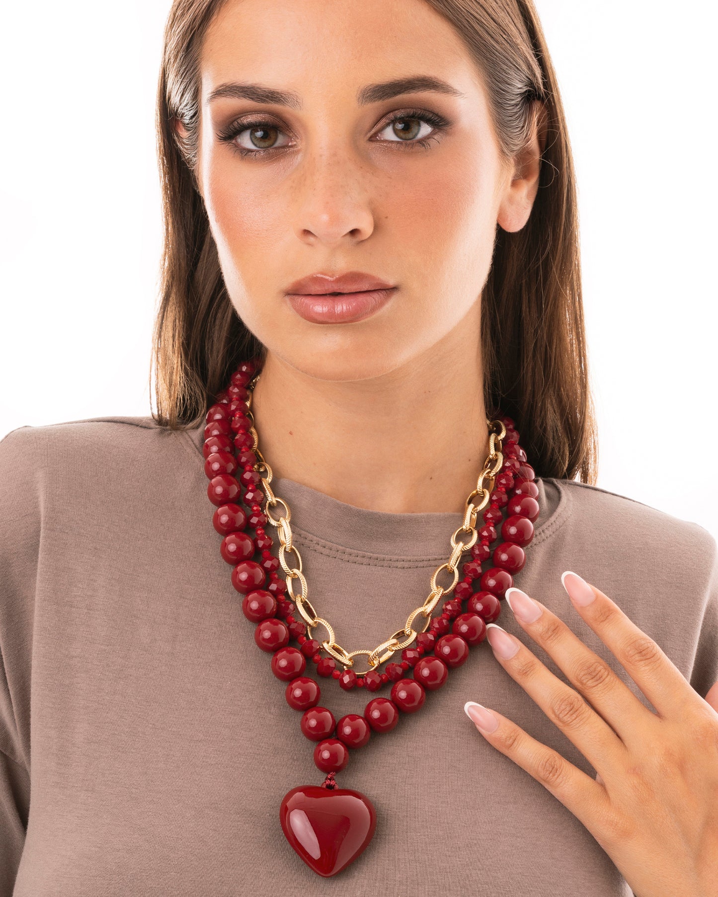 Collana a due fili con pietre in acrilico e vetro, pendente a cuore rosso