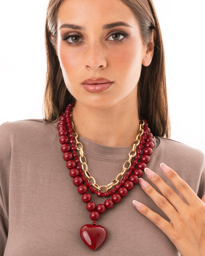 Collana a due fili con pietre in acrilico e vetro, pendente a cuore rosso