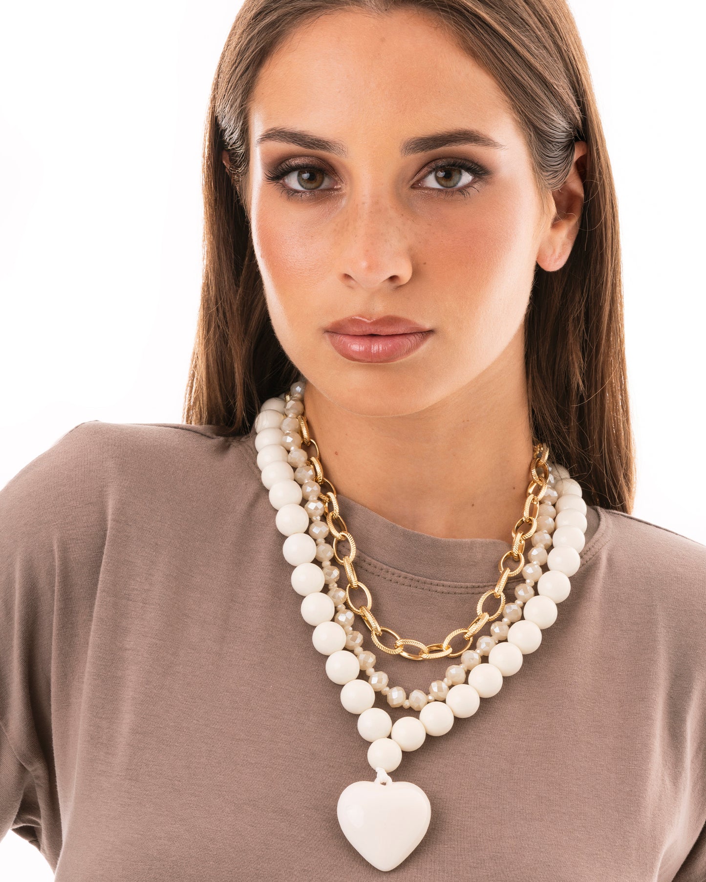 Collana a due fili con pietre in acrilico e vetro, pendente a cuore bianco