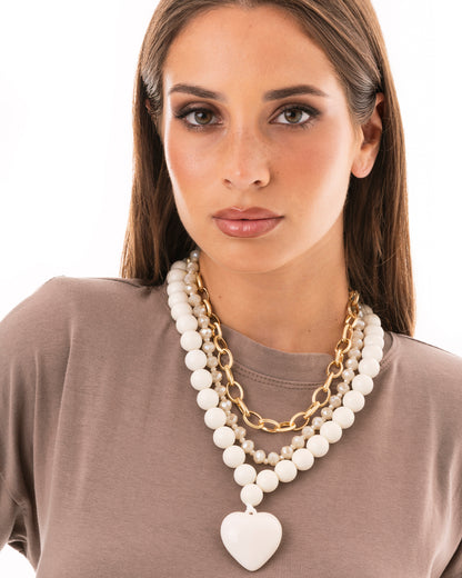 Collana a due fili con pietre in acrilico e vetro, pendente a cuore bianco