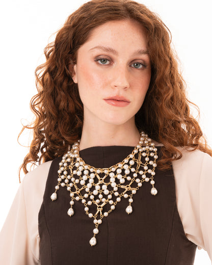 Collana girocollo design a rete in metallo con cascata di perle in vetro