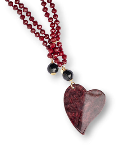 Collana lunga a due fili con pietre in vetro bordeaux e pendente a cuore
