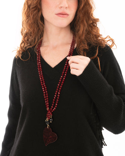 Collana lunga a due fili con pietre in vetro bordeaux e pendente a cuore