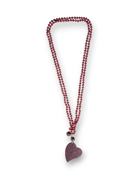 Collana lunga a due fili con pietre in vetro bordeaux e pendente a cuore