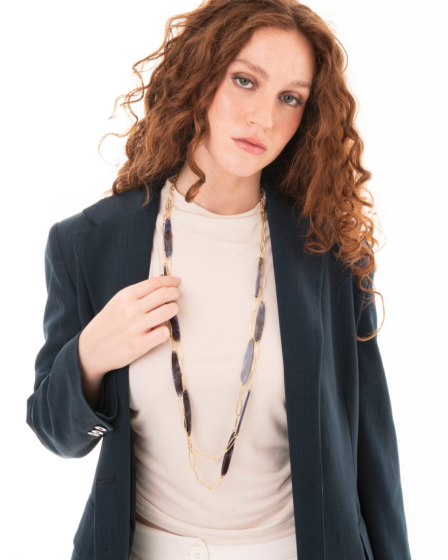 Collana lunga a due fili a catena con inserti in acrilico tono blu